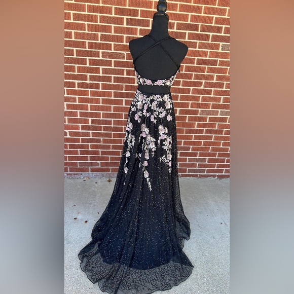 Black and Flowered Primavera size 2 - Picture 2 of 3